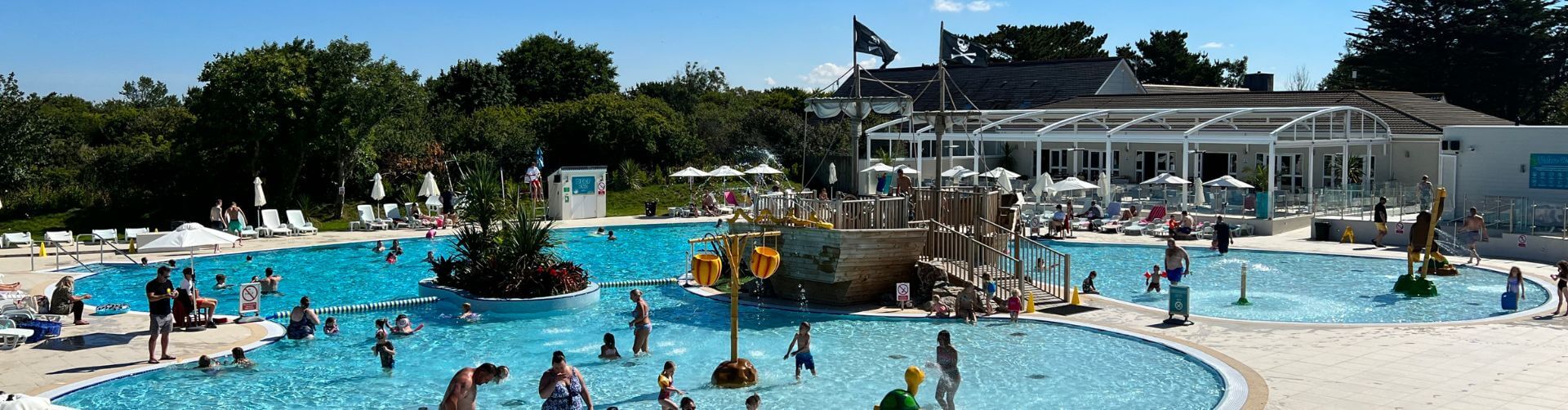 palm bay swimming pool at monkey tree holiday park